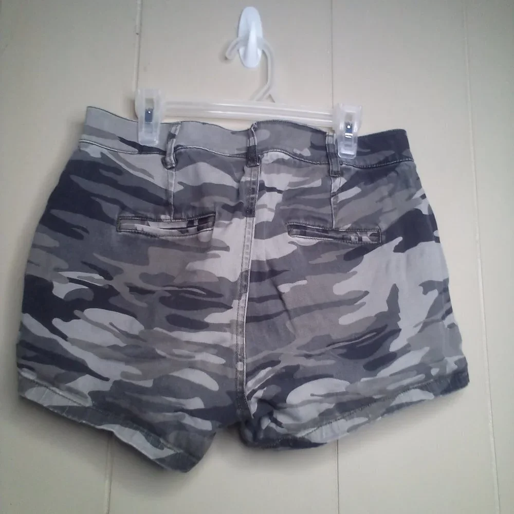 Express Shorts 2 Mid Rise Camo Green Black